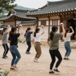소버 큐리어스 내 삶에 적용한 솔직 후기 서울 북촌 한옥에서 열린 모닝 레이브 현장, 참가자들이 커피를 들고 춤추는 모습